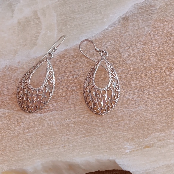 Delicate 925 Sterling Silver Cut Out Tear Drop Dangle Earrings - Picture 2 of 7